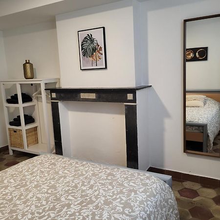 Brussels Bed & Blockchain Private Rooms With Shared Bathroom Etterbeek Rum bild